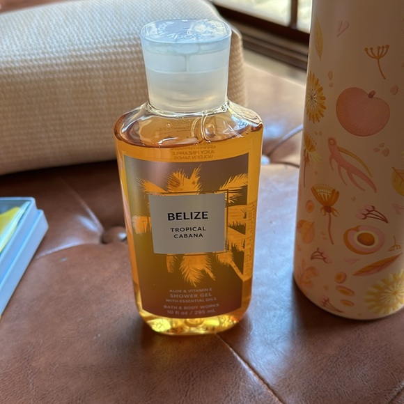 Cosmetic bag, water bottle, banana trinket tray, B&B shower gel - Picture 5 of 6